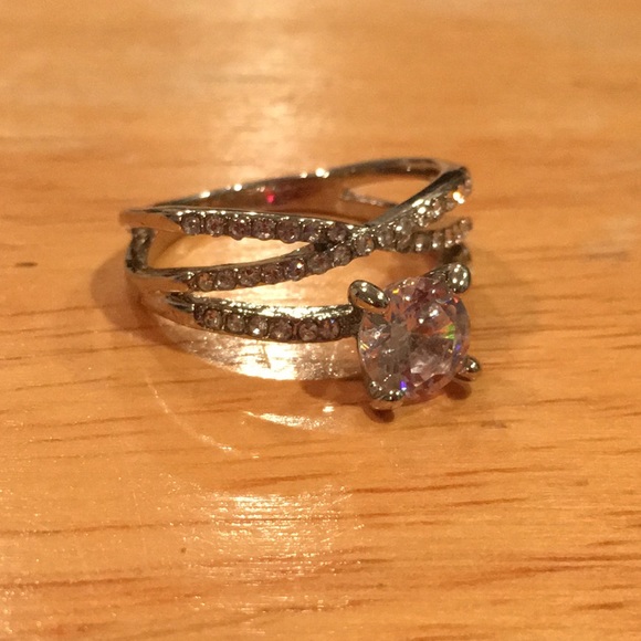 🔴 Criss Cross Sparkly Ring - Picture 5 of 5